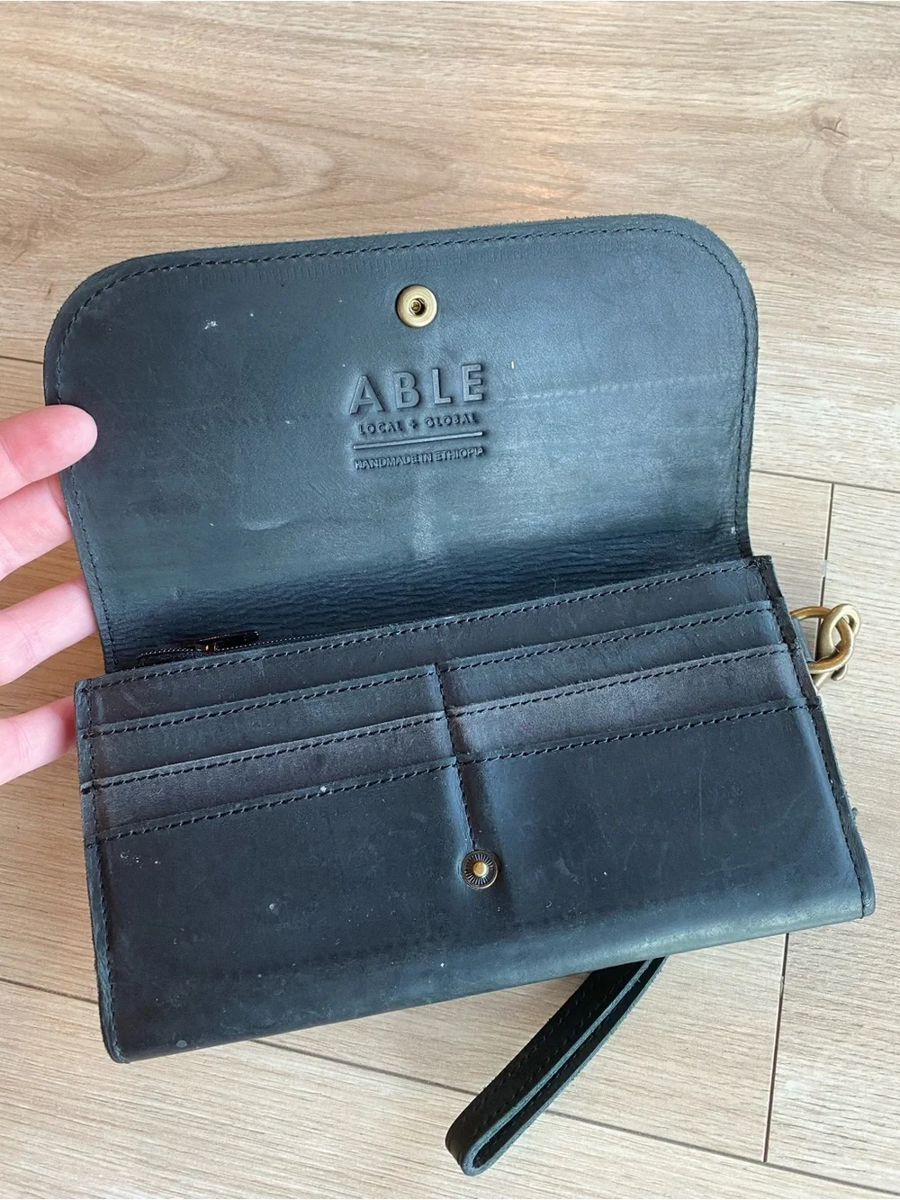 Able compact leather